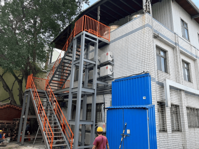 設置第二座直通樓梯